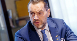 Finanšu institūcijas "Altum" vadītāju Reini Bērziņu Latvijas Bankas prezidenta amatam nominējusi ZZS, taču viņu varētu atbalstīt arī opozīcijas partijas – "Latvija pirmajā vietā", "Apvienotais saraksts" un Nacionālā apvienība.