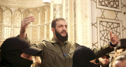 Kaujinieku grupējums "Hayat Tahrir al-Sham" līderis Ahmeds al Šara (Abu Mohammedu al Džolani) pēc Damaskas ieņemšanas, 8. decembrī uzrunājot piekritējus svarīgajā Umajādu mošejā. Rietumvalstis pret viņu pagaidām ieņem nogaidošu nostāju.
