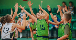 Bērniem būtiski ir izbaudīt sportu mierīgos apstākļos, un tajā nav vietas jebkāda veida vecāku spiedienam uz savām, pretinieku atvasēm, tiesnešiem un treneriem.