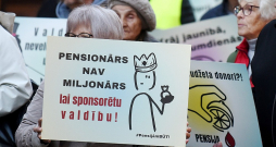 Ministrija atgādina, ka no 2025. gada 1. janvāra tiek ieviesta divu pakāpju iedzīvotāju ienākuma nodokļa likme – 25,5% ienākumiem līdz 105 300 eiro gadā (8775 eiro mēnesī), 33% – ienākumiem virs šīs robežas. Strādājošiem pensionāriem viņu mēneša kopējais neapliekamais minimums būs 1000 eiro mēnesī. Attēlā: pensionāru un strādājošo protesta gājiens šā gada oktobrī.