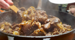 Tradicionālais pēcmedību ēdiens – ceptas aknas – ir jāpagatavo gana atbildīgi. Un pirmais solis ir rūpīgi apskatīt nomedītā dzīvnieka aknas, vai tās ir veselas, bez nedabiskiem veidojumiem un parazītiem.