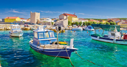 Jebkurā pilsētas jahtu piestātnē ir laivas un jahtas, kuras tiek izīrētas, un tās visas ir aprīkotas ne vien izbraucieniem pa jūru un snorkelēšanai, bet arī tām ir iegādātas ikgadējās makšķerēšanas atļaujas.