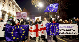 Protesta demonstrācija 11.decembrī Tbilisi ielās pret valdības lēmumu atteikties no valsts tuvināšanās ar Eiropas Savienību.