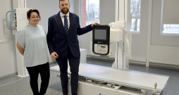 Pie jaunās digitālā rentgena iekārtas – radioloģijas nodaļas vadītājs Dāvis Sosārs un radiologa asistente Ligita Vēja.