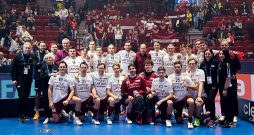 Foto vēsturei – Latvijas florbola izlase un tās līdzjutēji Malmē pēc vēsturiskās ceturtās vietas pasaules čempionātā. Otrajā rindā centrā galvenais treneris Heiki Lūkonens, kuram pirmais divu gadu cikls pie izlases stūres bijis ar treknu plusa zīmi.