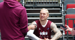 Latvijas vīriešu basketbola izlases spēlētājs Jānis Timma atbild uz žurnālistu jautājumiem pēc valstsvienības atklātā treniņa "Arēnā Rīga".