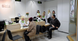 SEB ir viena no tām bankām, uz kuru attiecas nesen pieņemtie likuma grozījumi par plašāku filiāļu pieejamību. Bankā, tāpat kā citās lielākajās komercbankās, vēl apsver risinājumus. Skaidrs ir viens – tik pieejamas klātienes apmeklējumiem, kā tas bijis gadus iepriekš, bankas vairs nekļūs. Attēlā – SEB bankas filiāle tirdzniecības centrā 2012. gadā.