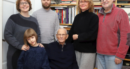Ošu ģimene savās dzimtas mājās. Sēž vecākais nama iemītnieks Ēriks Ošs, no kreisās – Mežalu ģimene: Ērika mazmeita Emīlija
ar vīru Mārtiņu un meitiņu Elizabeti, meita Ērika un viņas vīrs Juris Petraškēvičs.