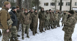 Mēnesi ilgusī atpūta mājās beigusies, karavīriem jādodas uz poligonu pirms nosūtīšanas uz fronti.