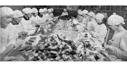 Ziemassvētku konfekšu izgatavošana V. Ķuzes fabrikā 1924. gadā.