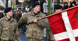 Dānijas bataljona kareivji šī gada 18. novembrī Latvijas proklamēšanas 106. gadadienai veltītajā militārajā parādē.
