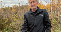 "Eglīšu pasargāšanai no meža zvēriem vislabākais ir plastmasas klipsis – lēts un ilgtspējīgs. Ja zvēri nograuž sānu zaru, kociņa attīstībai tas nekaitē," teic Andrejs Kalniņš.