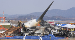 Vismaz 120 cilvēki gājuši bojā Dienvidkorejā pēc tam, kad aviokompānijas "Jeju Air" lidmašīna "Boeing 737-800" noslīdēja no skrejceļa un ietriecās sienā Muanas Starptautiskajā lidostā Dienvidkorejas dienvidos.