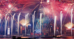 Jaungada uguņošana Viktorijas ostā Honkongā. Jaungada uguņošana Viktorijas ostā Honkongā.