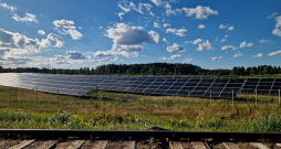 Atjaunīgās enerģijas asociācijas kritizē Latvijas Nacionālo enerģētikas un klimata plānu par pārāk izplūdušu skatījumu. Piemēram, asociācijā "Saules enerģija Latvijai" pamanījuši, ka nesakrīt dažādos dokumentos izvirzītie mērķi: Nacionālajā enerģētikas un klimata plānā tie ir atšķirīgi no topošajā Latvijas enerģētikas stratēģijā izvirzītajiem, savukārt vēl citi minēti elektroenerģijas pārvades sistēmas operatora "Augstsprieguma tīkls" sistēmas attīstības plānā.