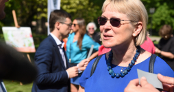Imanta Ziedoņa fonda "Viegli" padomes priekšsēdētāja Žanete Grende piedalās "Rīgas meži" rīkotā pasākumā "Krāsainā pirmdiena", kurā atklāj šīs vasaras puķu dobju modes galvenās tendences.