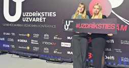 Skolēnu mācību uzņēmuma "Dabas elegance" pārstāves Amanda Vebruāle (no kreisās) un Nadīna Krima tic, ka skaistums nāk no dabas.