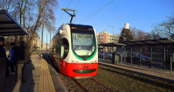 Agrākās pieturas "Tirdzniecības centrs Kurzeme" vietā tramvajs pietur moderni pārbūvētajā un labiekārtotajā pieturvietā "Rožu laukums".