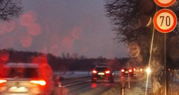 Daugavgrīvas šoseja. Te "atļautais" ātrums tumsā nav drošs. Par to liecina divu gājēju nāve decembrī.