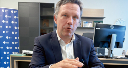 Sandis Jansons: "Elektroenerģijas patēriņa krituma iemesls lauksaimniecībā, visticamāk, ir aizvien energoefektīvāku iekārtu un arī elektroenerģijas ražošanas agregātu uzstādīšana zemnieku saimniecībās. Redzam ļoti plaši izvērstu saules paneļu iekārtu uzstādīšanu, daļa saimnieku saistībā ar OIK maksājuma atcelšanu biogāzes ražotnēm elektroenerģiju patērē paši, nevis nodod sadales tīklā."