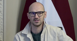 Dejas balvas pasniegšanas ceremonijas režisors Jānis Znotiņš. 