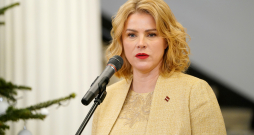 Ministru prezidente Evika Siliņa piedalās Ministru kabineta Ziemassvētku egles atklāšanas pasākumā.