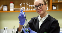 Kā radīt sorbentus no bērza tāss, pēta ķīmijas zinātņu doktore Koksnes ķīmijas institūta pētniece Daniela Godiņa. Par saviem pētījumiem viņa pērn ieguvusi Baltijas stipendiju sievietēm zinātnē. Pagājušajā gadā jaunā zinātniece Latvijas Universitātē arī aizstāvēja savu promocijas darbu “Latvijā augoša bērza biomasas valorizācijas produktu raksturošana un procesu optimizācija” (biomasas valorizācija nozīmē tās izpēti, izmantošanu un vērtības palielināšanu dažādos veidos).