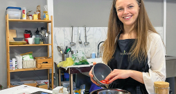 Kristīnes Štikānes uzņēmuma ražotne nupat no pašaurās mājas virtuves tiek pārcelta uz daudz plašāku telpu Viskaļu radošās kopienas mājā Rīgā. 
Attēlā: Kristīne “Mājas Viesa” virtuves receptei gatavo salātus ar krēmsieru.