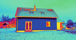 Ēkas siltuma zudumus novērtē ar termogrāfu. Precīzu rezultātu ieguvei iekštelpu un āra temperatūrai jāatšķiras par 15 grādiem.