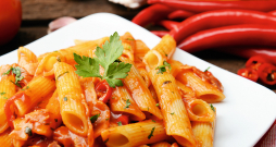Penne ar aso tomātu mērci.