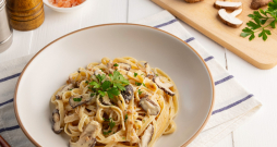 Spageti ar sēņu un krējuma mērci.