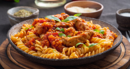Fusilli ar vistas filejas strēmelītēm.