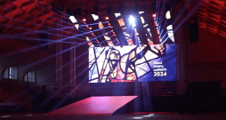 Par “Rīgas sporta laureāta 2024” apbalvošanas ceremonijas simbolu kļuva leģendārā Latvijas šķēpmetēja Jāņa Lūša tēls, kas pirms 50 gadiem ir iemūžināts Rīgas sporta manēžas krāsainajā vitrāžā. 