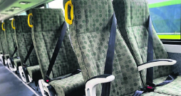 Drošības jostas ir arī autobusos. Un tām nav jāsēžas virsū!!! Šādas "brīvības" cena var būt dzīvība.