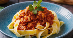 Tagliatelle ar maltas gaļas mērci.