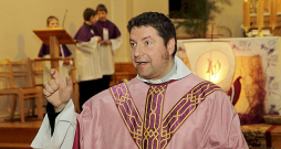 Priesteris Māris Zviedris tika atstādināts no garīdznieka pienākumu pildīšanas, līdz ar to viņš tiek tiesāts nevis kā baznīcas amatpersona, bet kā privātpersona.
