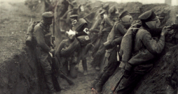 Latviešu strēlnieki ierakumos. 1915. g.