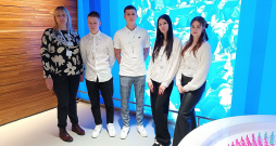 Dundagas vidusskolas skolotāja Līva Irbe-Grauze (no kreisās) un vidusskolēni Ralfs Kučinskis, Kristers Šulcs, Estere Lepere, Paula Betija Rozenfelde pērnā gada izskaņā kā balvu par aktīvu līdzdarbošanos Eiropas Parlamenta Vēstnieku skolas programmā bija saņēmuši ielūgumus piedalīties cilvēktiesību seminārā un Saharova balvas pasniegšanas ceremonijā Strasbūrā.
