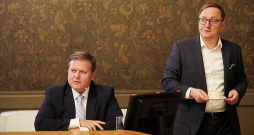 "Apvienotais saraksts" par Latvijas Bankas prezidentu virza Mārtiņu Kazāku (no labās), kurš ir piekritis atkārtoti kandidēt. Zināms, ka arī Kazāka kolēģis – Latvijas Bankas Monetārās politikas pārvaldes vadītājs Uldis Rutkaste – izrādījis interesi par LB prezidenta amatu.