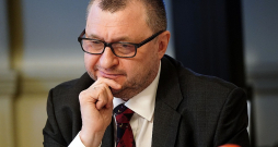 JVLMA profesoram Andrim Vecumniekam var uzticēties – viņš sniegs dramaturģiski skaidrus un precīzus partitūras lasījumus ar droši veidotām emocionālo norišu līknēm. Attēlā: paziņojot Lielās Mūzikas balvas nominantus 2024. gadā.