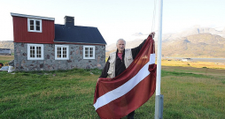 Ivars Sīlis ir Latvijas goda konsuls Grenlandē. Viņš paceļ Latvijas karogu savā vasarnīcā Igaliku, Dienvidgrenlandē.