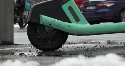 Sliktos laikapstākļos skrejriteņus centralizēti atslēdz, lai tie klientiem nebūtu pieejami.