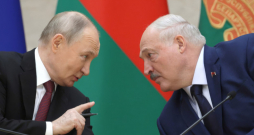 Baltkrievijas vadonis Aleksandrs Lukašenko (no labās) pēdējos gados kļuvis arvien vairāk atkarīgs no Krievijas diktatora Vladimira Putina.
Opozīcijas atbalstītāji cer, ka kādu dienu kritīs gan Putina, gan Lukašenko režīmi.