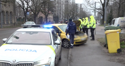 Latgales ielā kāds ēdiena piegādātājs nesekmīgi mēģināja aizbēgt no policijas. 