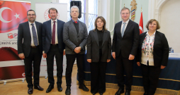Ankaras Universitātes asoc. prof. Dr. Lemi Atalay, LR Ārlietu ministrijas valsts sekretārs Andžejs Viļumsons, Latvijas Universitātes prof. Ēriks Jēkabsons, Turcijas Republikas vēstniece Latvijas Republikā V. E. Şule Öztunç, Latvijas Universitātes rektors prof. Dr. Gundars Bērziņš, Ankaras Universitātes prof. Dr. Neşe Özden.