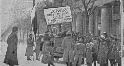 Gatavošanās manifestācijai pie Latvijas Kara (Aizsardzības) ministrijas 1921. gada 27. janvārī. Kā atcerējās izdevējs Ansis Gulbis, šajā dienā “visa Rīga saplūda pa ielām”.