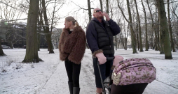 Kādā no pastaigām ar bērniņu atklājas, ka Kaspars filmēsies kino, taču līdz filmēšanas procesam viņam ir nepieciešams izaudzēt garu bārdu.