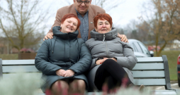 SIA "Vīgants" valdes locekle Rita Audriņa
(no kreisās), Alfons Žuks, Jēkabpils novada domes priekšsēdētāja
vietnieks izglītības un kultūras jautājumos, Salas un Sēlpils
pagasta pārvaldes vadītāja Anita Bārzdiņa, kurai īpašs paldies par iepazīstināšanu ar Salas ciemu.