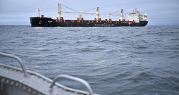 Zviedrijas aizturētais Bulgārijas kuģniecībai "Navigation Maritime Bulgares" piederošais kuģis "Vezhen" vakar bija noenkurojies pie Karlskrūnas. Kopš svētdienas uz tā atrodas arī Zviedrijas varasiestāžu pārstāvji.