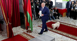 Aleksandrs Lukašenko svētdien vēlēšanu iecirknī Minskā.
